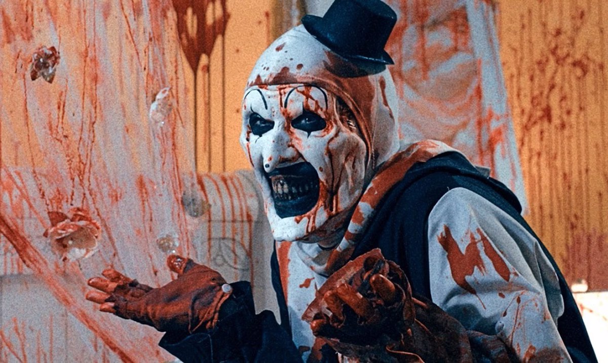 02/11/2022 La escena más inhumana y polémica de Terrifier 2 que provoca vómitos y desmayos.
El público estadounidense ya ha tenido la oportunidad de ver la que ya es por derecho propio una de las películas más polémicas de 2022. El pasado 7 de octubre llegó a las salas Terrifier 2, secuela del slasher de culto estrenado en 2016. Varios medios informaron que algunos espectadores han sufrido vómitos y desmayos durante la proyección, y parece que hay una escena en concreto que ha causado una enorme repulsa en muchos espectadores.
SOCIEDAD CULTURA
DARK AGE CINEMA