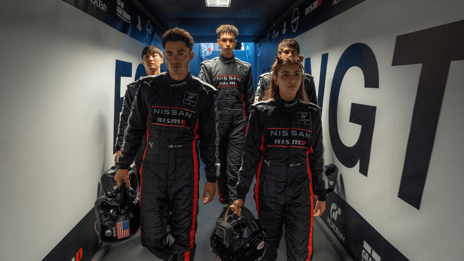 "Carreras, Autos, Adrenalina y una historia emocionante" es lo que podemos esperar de esta nueva película basada en una historia real que ocurrió con un joven jugador del popular simulador de carreras Gran Turismo: De jugador a Corredor
